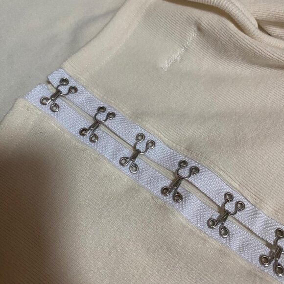 White Hook Front Square Crop Top - Picture 3 of 4